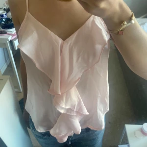 Rosa topp med volanger - Snygg rosa topp med volanger! 