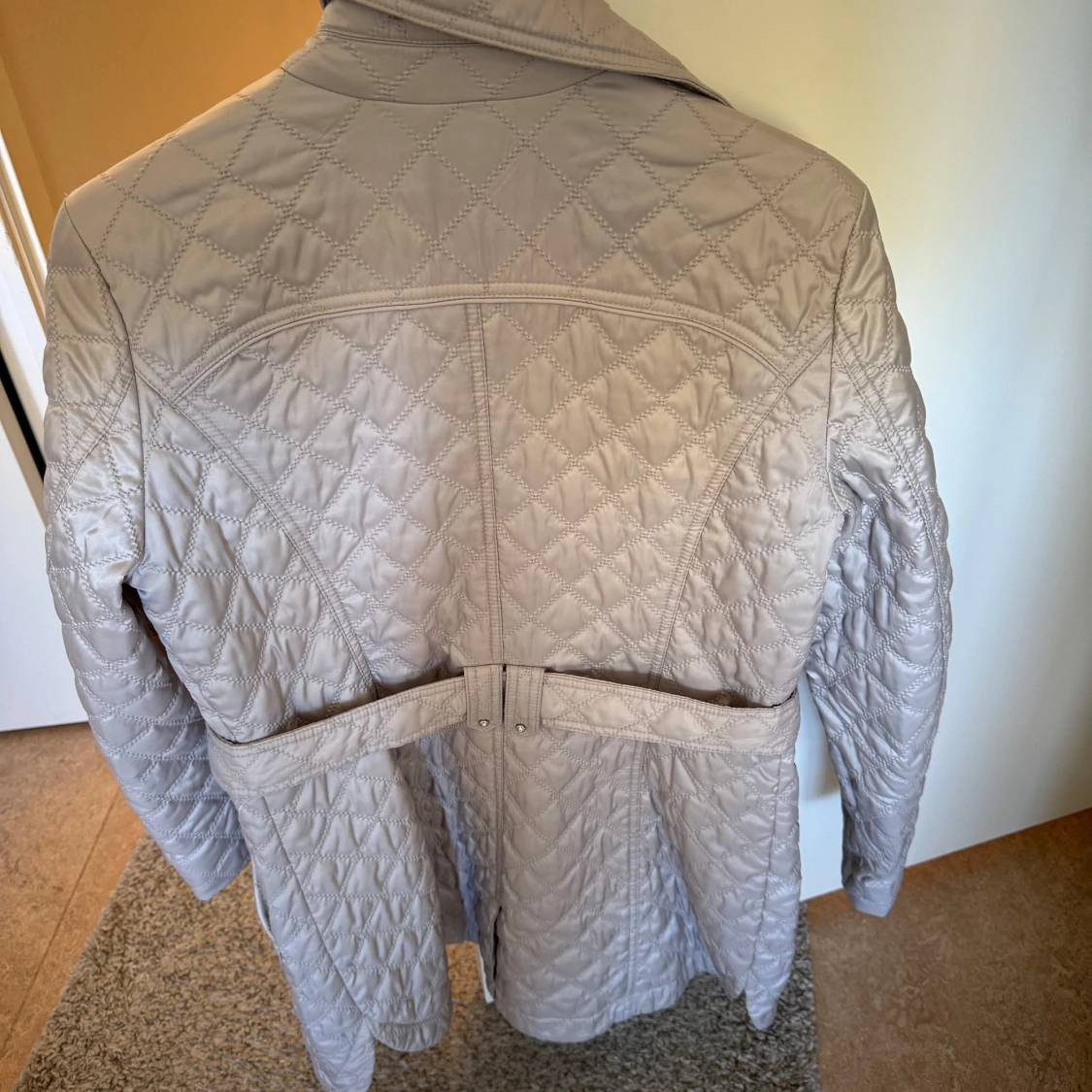 Oanvänd Trenchcoat  - 90