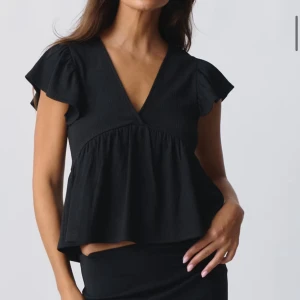 Topp från Gina Tricot  - Säljer denna topp som jag använt endast två gånger. Kontakta mig för bilder och info!( köpt för 280kr) 