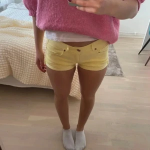 Gula shorts - Supersöta gula shorts 💛🩷