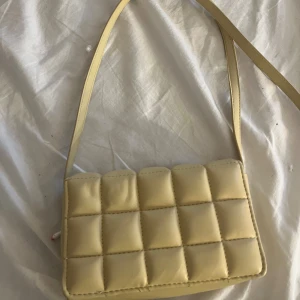 Gullig väska från h&m - Bra kvallitet förutom några fläckar!