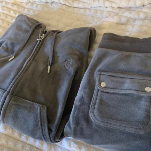 Juicy set - Ett juicy set i mörkgrå storlek Xs. Gott skick. 