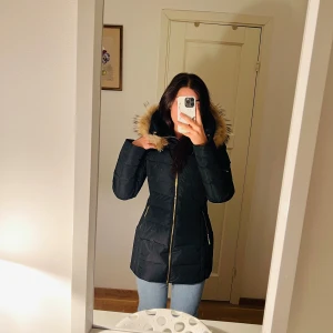 Hollies vinterjacka  - Figursydd vinterjacka. Mycket fint skick, endast använd ett par gånger. 