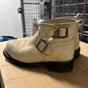Primeboots  - Ett par beiga primeboots som har mycket kvar att ge! Äkta skinn därav en fin kvalitét. Klacken är knappt nedtrampad 😇