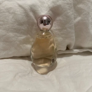 Kylie Jenner Edp - Helt ny Kylie Jenner Cosmic Edp 100ml.  Endast testat två sprut, men faller mig ej i smaken.  Nypris: 940kr Säljer för: 800kr