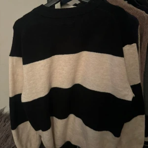 Stickad tröja  - Super fin stickad tröja i beige o svart💕💕som ny