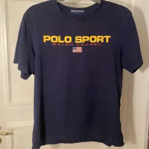 Marinblå polo t-shirt i bra skick.