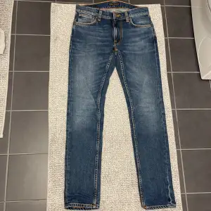 Säljer nu mina nudie jeans, modell lean Dean i färgen troubled sea i storlek 28/32. Säljer pga att jag inte använder dem. Använda fåtal gånger nästan nya.