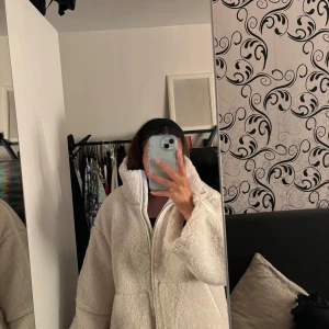 Hm teddy jacka  - Säljer denna teddy jacka från HM i storlek M som är slutsåld. Helt ny med prislapp kvar 