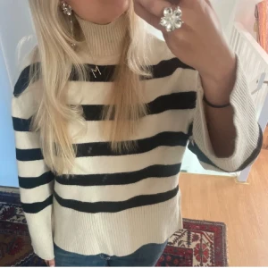 Randig stickad - Säljer denna stickade tröjan från bikbok då den inte kommer till användning 💘💘