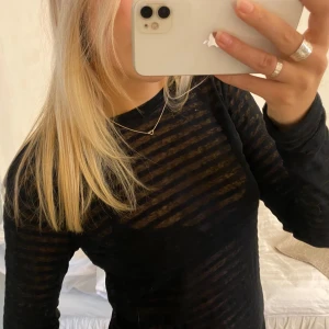 Randig mesh tröja - Superfin randig tröja i mesh från &other stories! 