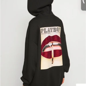 Playboy hoodie med strass - SÅ SNYGG och cool hoodie. Går inte att köpa längre❤️‍🔥 Hela baksidan är fylld med strass. Från Missguided x Playboy.  Oversized modell. Fint skick❣️
