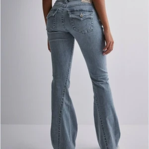 True religion  - Fina true religion jeans i storlek 29, knappt använda utan ligger bara i gardroben och därför säljs dom. Väldigt stretchiga byxor, lågmidjade och bootcut.