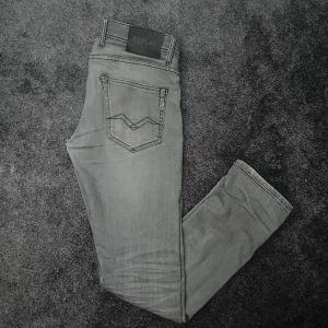 Replay jeans - Sitter bra och sköna säljer pågrund av för små.    På börjat hål ibak inget större fel!