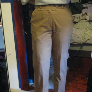 Bruna kostymbyxor  - Super fina bruna kostymbyxor med gråa undertoner. Perfekta för hösten🍂  Har sytt in dem i midjan, men det är ingenting som syns från utsidan! 