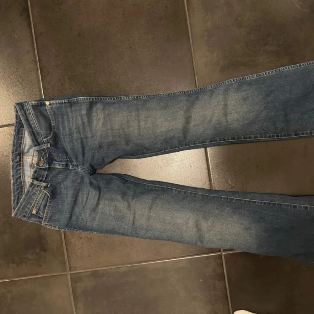 Säljer nu dessa extremt snygga jeans från wrangler, det är bra skick💕 midjemått: 36 innerbenslängd: 83, bara att höra av sig om det är några frågor!!. Jeans & Byxor.