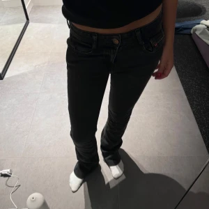 Diesel jeans  - Lågmidjade bootcut i svart färg 🎨 tyvärr lite tajta för mig !