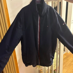 Tommy hilfiger jacka - Jättefint skick, för liten. Skulle nog säga att denna är bra till hösten och våren.