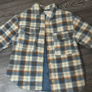 Jätte fin Zara fluffig jacka!! - Jag har haft denna i 2 år och aldrig använt den den är ganska så stor. Den är ifrån Zara och är i jätte bra skick fin nu till vintern. Storlek 11-12 men den är ganska så stor så 13  kan ha den och kanske 14!!