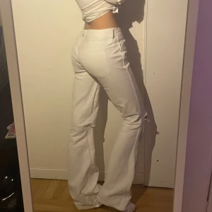 Bootcut lågmidjade jeans - Jättesnygga super lowwaist bootcut jeans med snygga slitningar på knäna💕 