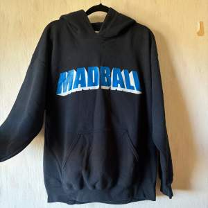 Hoodie med MADBALL-tryck. Har några år på nacken men i bra skick. Portot (65) står köparen för & betalning sker direkt till mig via swish.