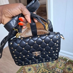 FIN HANDVÄSKA - Passar till allt