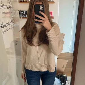 Stickad tröja  - Beige stickad tröja från Carin Wester, aldrig använd så i väldigt bra skick ❤️. Pris går att diskuteras 