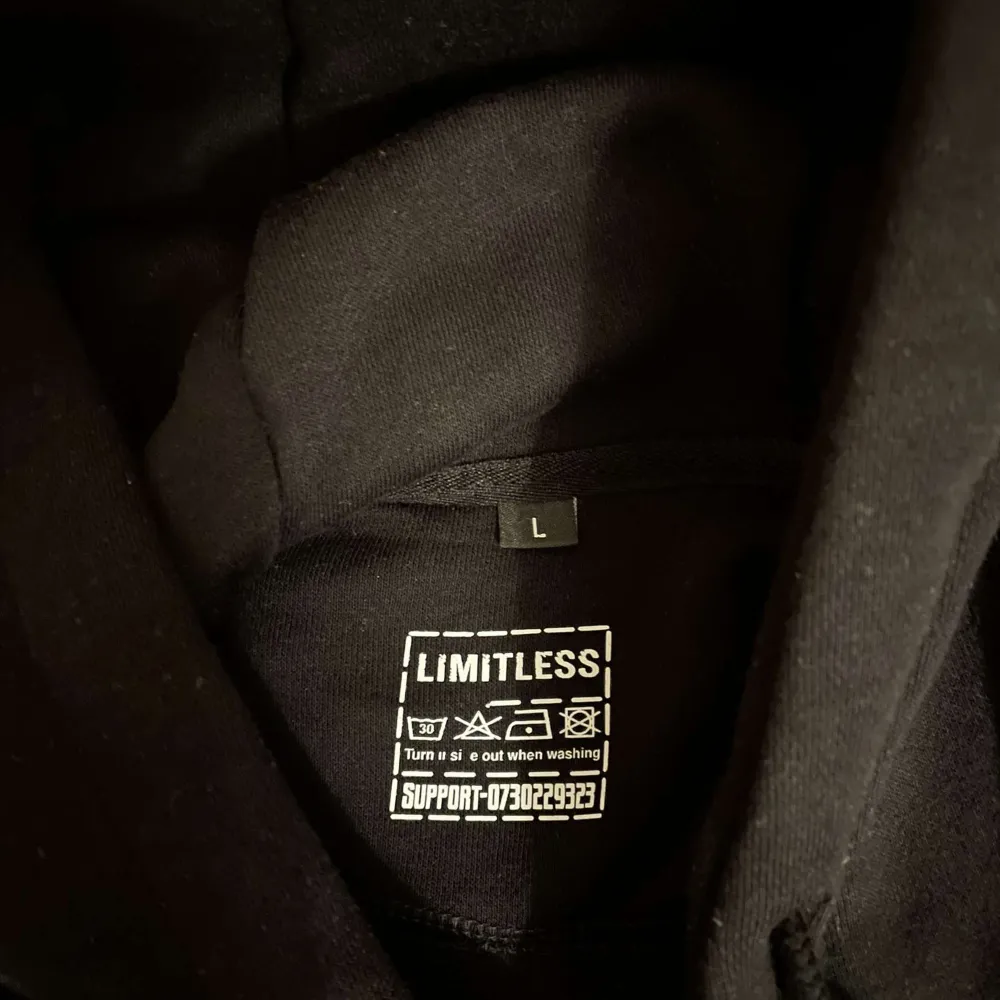 En helt ny LIMITLESS hoodie. jätte varm och lite oversize. Hoodies.