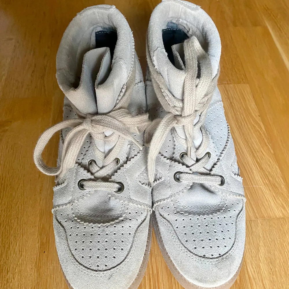 Pavement sko/ sneakers med 6-7 cm klack, storlek 40 i en beige/ grå färg. Nypris 1395 kr på zalando. Bra skick, har använts ett par enstaka tillfällen. Perfekt som sneakers året om, både som vardagssko men också till fest☺️. Skor.