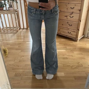 Lågmidjade Jeans - Från American eagle Står ingen storlek på jeansen men dessa känns som en storlek S, waist 28❤️ Finns nog inte att köpa någonstans😊