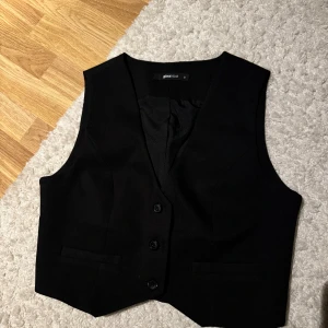 Väst från Gina - Säljer denna cropade väst från ginatricot!!storlek M😁