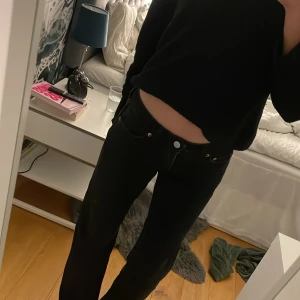 Jeans från weekday st 32💕 - Jag säljer nu mina lågmidjade jeans för kommer ej till användning. Jätte fint skick💕kan diskutera pris💕