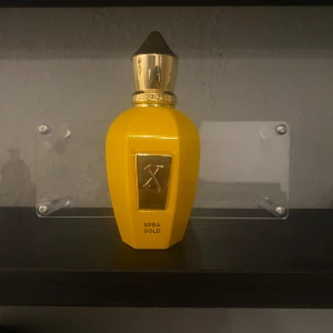 Xerjoff erba gold - Säljer min erba gold parfym för den kommer inte till någon användning, Den har ungefär 35/50 ml kvar, Alla lådor finnns, köptes för 2250 på NK / kvitto finns, Skriv dm vid minsta fundering! Priset kan diskuteras vid snabb affär!