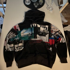 Hoodie - Helt okej skick, har nåra små hål som man inte märker (sista bilden)  Säljer för jag tröttnat på den🤷‍♀️ den är snygg dock🔥