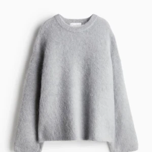 Stickad mohair tröja hm - Populär stickad tröja från hm, använd fåtal gånger. Storlek S men är lite overzied.  