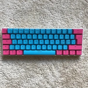 Nos tangentbord - Tja! Säljer mitt tangentbord för att jag uppgraderade till ett spex pro mini. Jag hittade inte sladden och vill inte köpa ny. Det har blivit använt typ 5 gånger och har inte använt den sen dess.Hör av er om ni har nån fråga! Mvh FHLN_SHOP