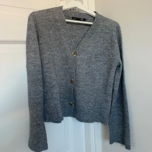 Stickad kofta  - Grå stickad kofta från lager157 som är använd 1 gång. Säljer då det ej är min stil 💞 nypris är 150 kr