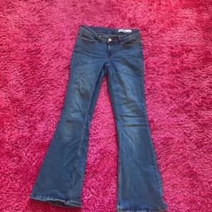 Jättefina blå jeans ifrån vero Moda  - I jättefint skick. Perfekt nu till hösten!  Köptes för 600kr