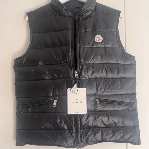 Moncler gui väst - Moncler gui väst i storlek 2. Motsvarar S/M skriv för fler bilder eller frågor.