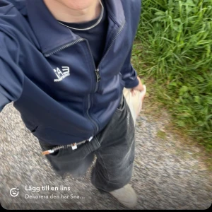 Ea7 tröja - Otroligt snygg och väldigt skön, verkligen stilren och passar allt!   Kan kombineras med byxorna till för 400kr för båda!