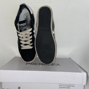 Premiata skor  - Säljer mina skit snygga premiatas pågrund av att dom inte passar mig. Använda en gång annars helt nya. Storlek 40 men passar 41. Priset kan diskuteras