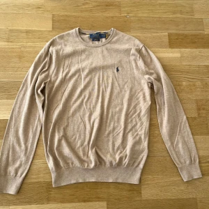 Tröja - Tröja från Ralph Lauren med stretchigt tyg, vilket gör att den äve passar till L. Skicket på tröjan är helt okej, då den blivit använd en del.