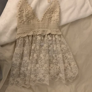 Söt topp - Super gullig v ringad topp som man knyter runt halsen. Toppen är öppen i ryggen. Den är i storlek S men passar någon som har storlek Xs också. Passar perfekt till sommaren eller finare tillfällen💕💕✨✨ skriv om du har frågor eller vill ha fler bilder 🙏🏽