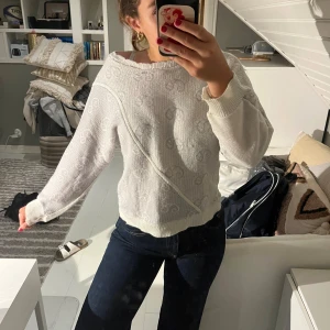 Ljuslila/blå stickad tröja - Jättegullig stickad tröja köpt i somras på en secondhandbutik. Kommer tyvärr inte t användning..