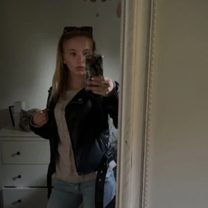 skinnjacka - En superfin och fräsch skinnjacka som är perfekt till utekvällar eller fina tillfällen!