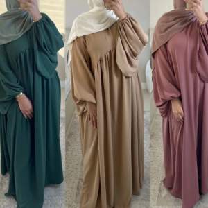 Ljus rosa abaya med ballong armar i mjuk crepe tyg