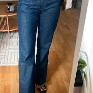 Acne Studios 1977 jeans in color Indigo Blue, size 27/32 - I am a normal size 25/26 (size S) and length 168 cm but as they are 100% cotton (raw denim). Regular fit, high waisted.  Used only a few times, in good condition.   