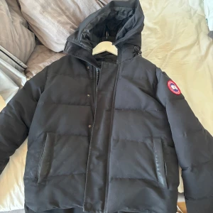 Canada goose jacka - Väldigt skönt och bekväm vinterjacka i storlek M. Änvänd 2 vintrar. 