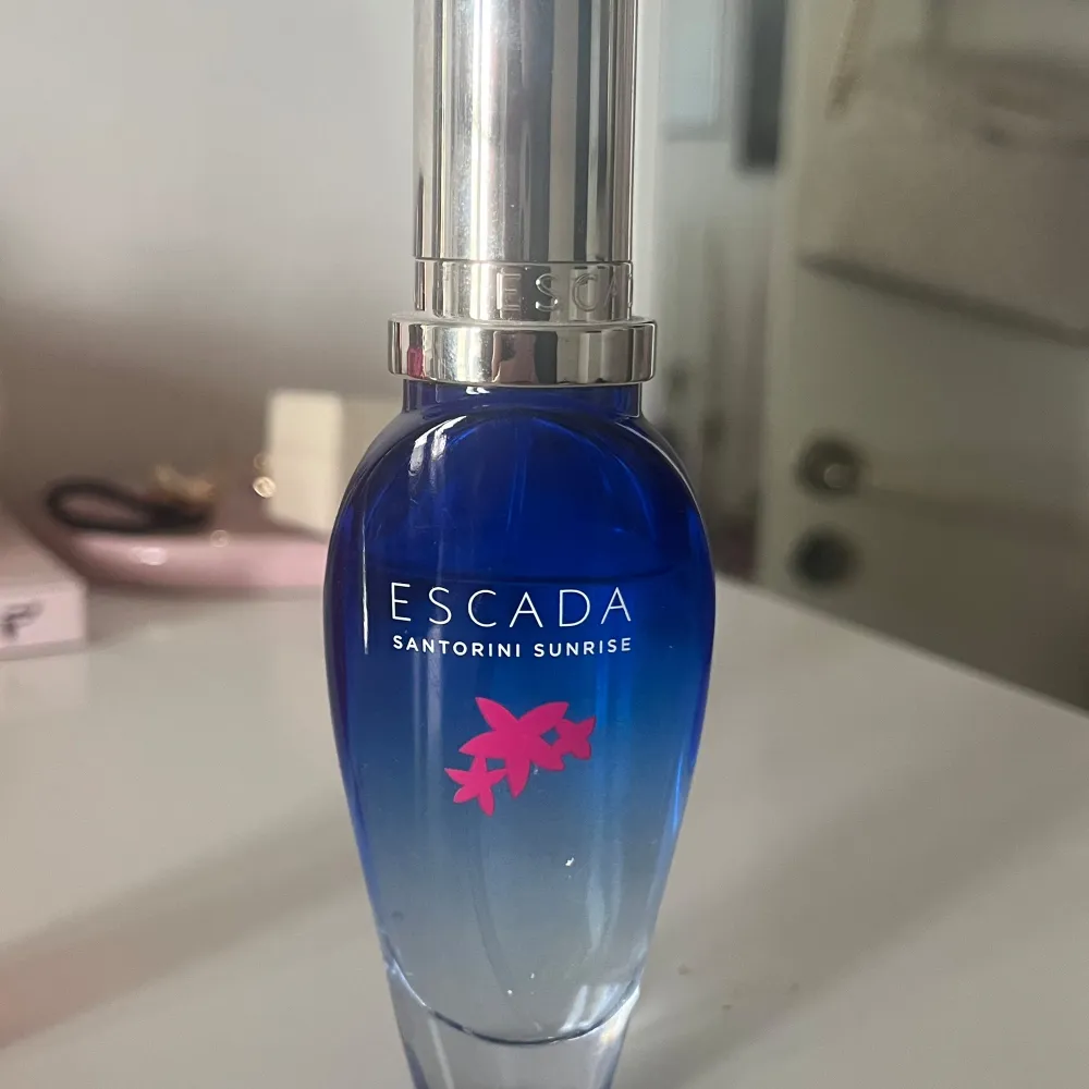 Escada Santorini Sunrise i 30 ml, se hur mycket som är kvar på bilden. . Parfym.