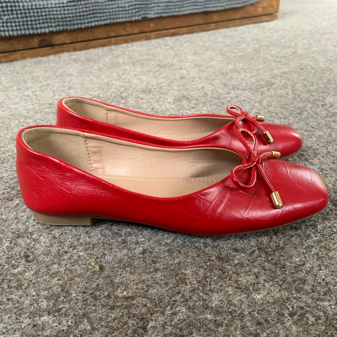 Röda ballerinaskor med rosett - 90